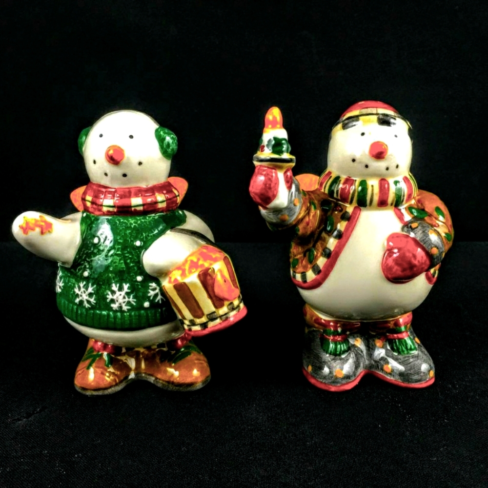 ⛄ Debbie Mumm Snow Angel Village Salt & Pepper Shakers NIB Collectible